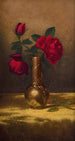 Roses rouges dans un vase japonais sur un tissu de velours doré - Martin Johnson Heade — artwork view